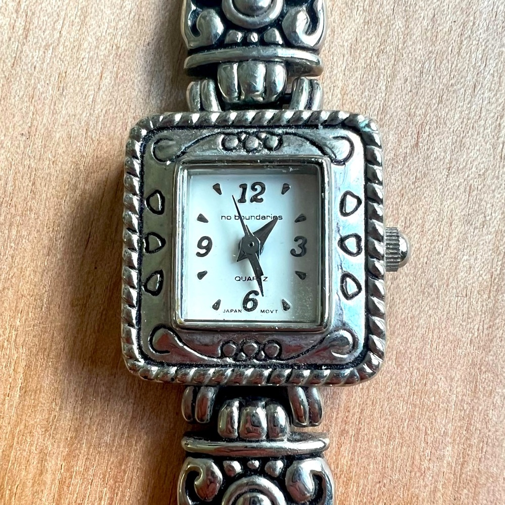 No boundaries ladies silver tone bracelet fashion watch NEW BATTERY